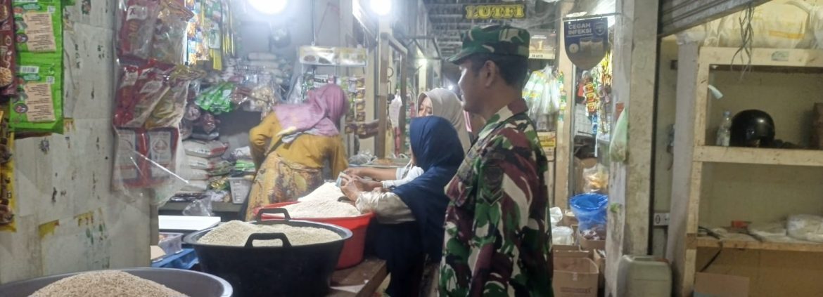 Babinsa Koramil 1605 Sukagumiwang Monitoring dan Pendataan Harga Bahan Pokok di Wilayah Binaan