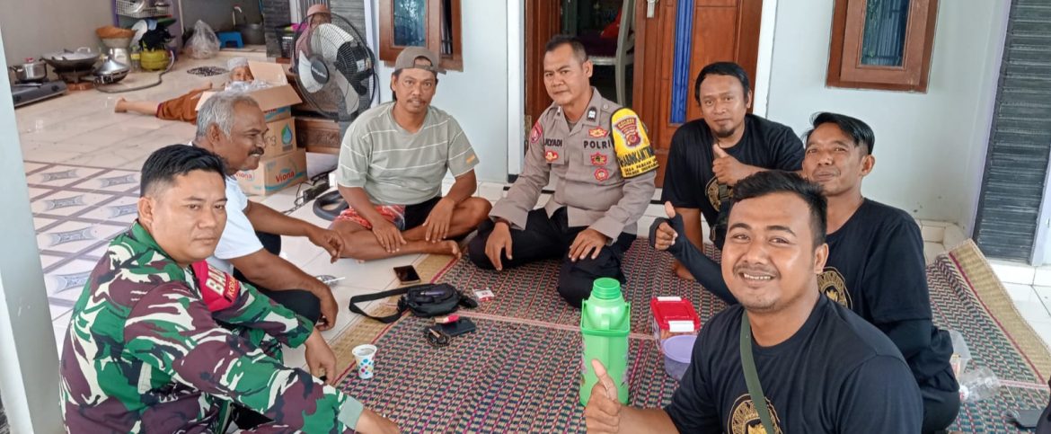Babinsa Koramil 1601/Indramayu Laksanakan Komsos Bersama Warga Desa Pabeanudik