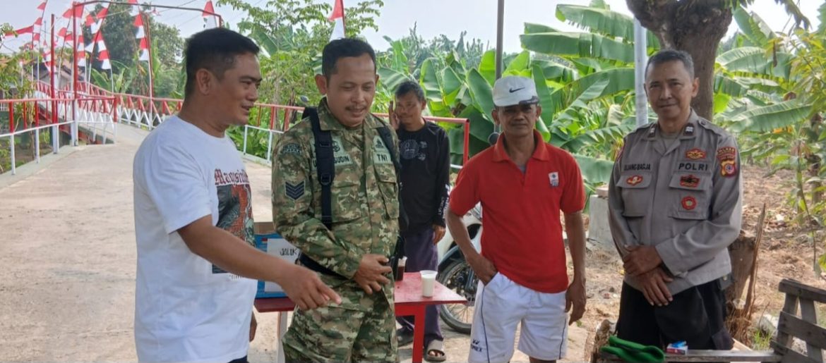 Babinsa Koramil 1601/Indramayu Komsos Bersama Warga Binaan Desa Plumbon