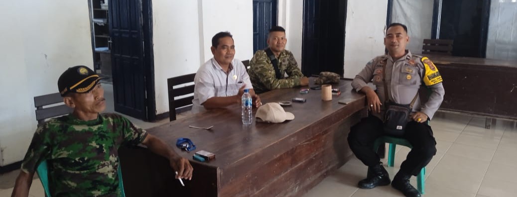 Babinsa Koramil 1603/Lohbener Komsos Bersama Pemdes Arahan Kidul, Bahas Kamtibmas dan Pembinaan Generasi Muda