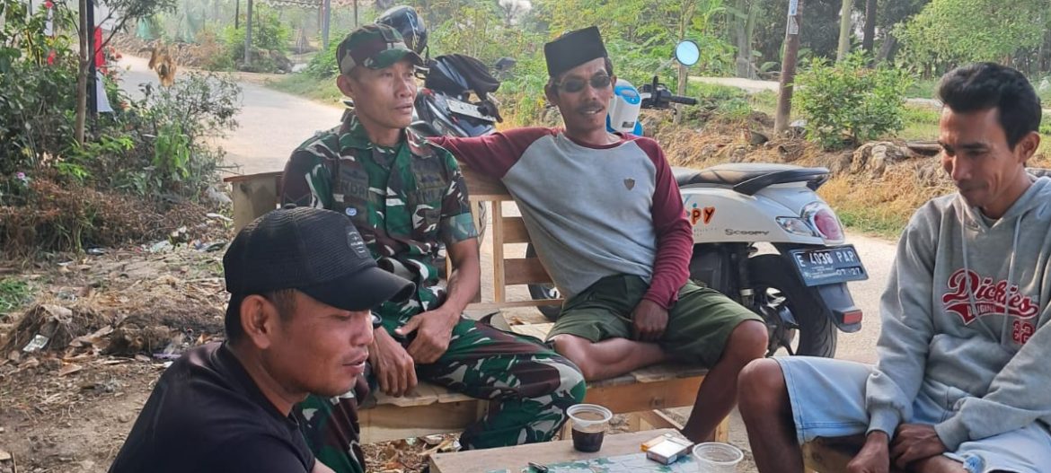 Babinsa Koramil 1608/Karangampel Pererat Silaturahmi dengan Warga Melalui Komsos