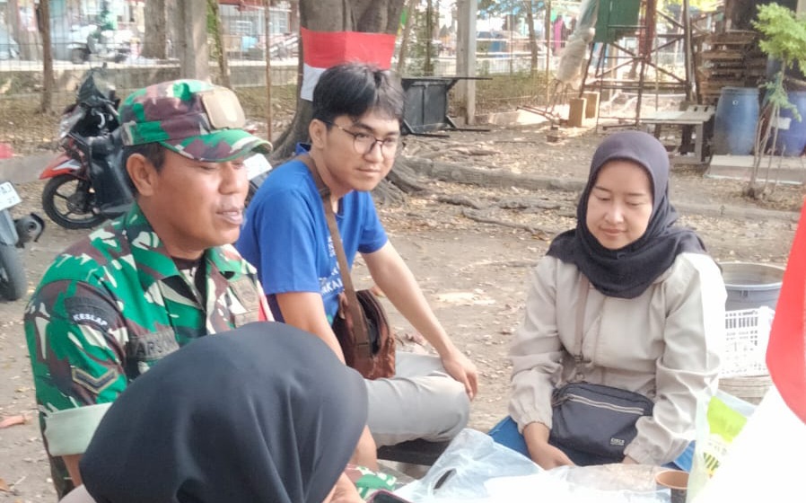 Babinsa Koramil 1601/Indramayu Komsos Bersama Pengunjung Pasar Tradisional di Kelurahan Karangmalang