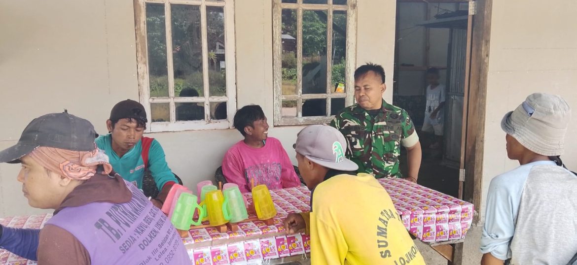 Babinsa Koramil 1605 Sukagumiwang Komsos Bersama Pamong dan Warga Desa Kliwed
