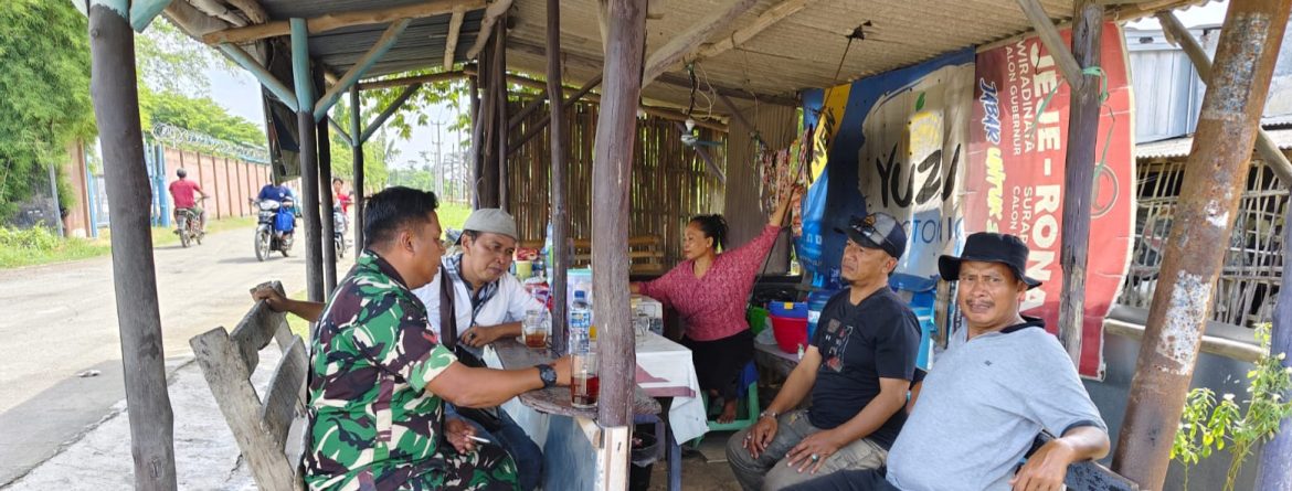 Babinsa Koramil 1608/Karangampel Komsos Bersama Tokoh Pemuda dan Warga Desa Kedokanbunder Wetan
