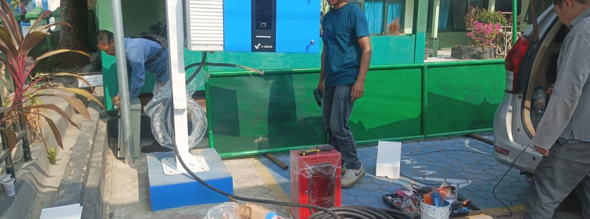Babinsa Koramil 1603 Lohbener Monitoring Pemasangan Mesin EV Charging Mobil Listrik VinFast