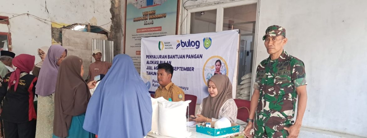 Koramil 1608 Karangampel Dampingi Penyaluran Bantuan Pangan untuk 1.244 KPM di Desa Mundu