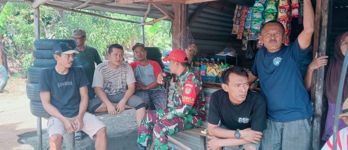 Babinsa Koramil 1608 Karangampel Komsos Bersama Warga Desa Dukuh Jeruk, Perkuat Kemanunggalan TNI dan Rakyat
