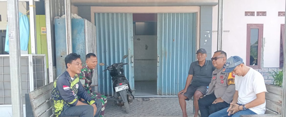 Komsos di Wilayah Binaan, Babinsa Koramil 1601/Indramayu Perkuat Silaturahmi dan Kamtibmas