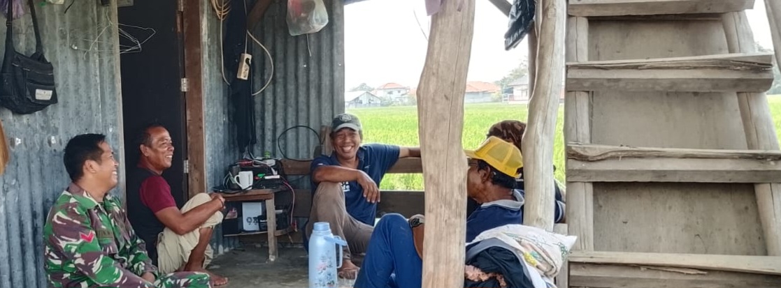 Babinsa Koramil 1601 Indramayu Komsos Bersama Warga Desa Rawadalem, Ajak Jaga Kebersihan dan Keamanan