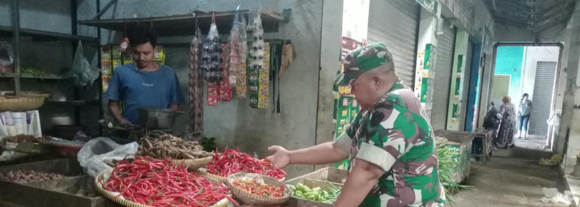 Babinsa Koramil 1605/Sukagumiwang Monitoring dan Pendataan Harga Bahan Pokok di Desa Tulungagung