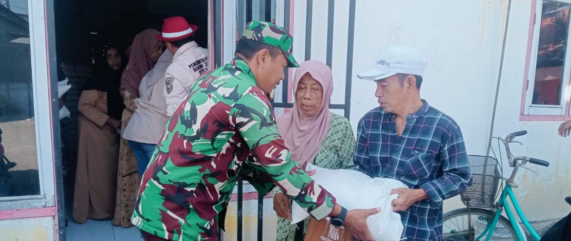 Babinsa Koramil 1608/Karangampel Dampingi Penyaluran Bantuan Pangan Nasional untuk 945 KPM Desa Dukuh Jeruk