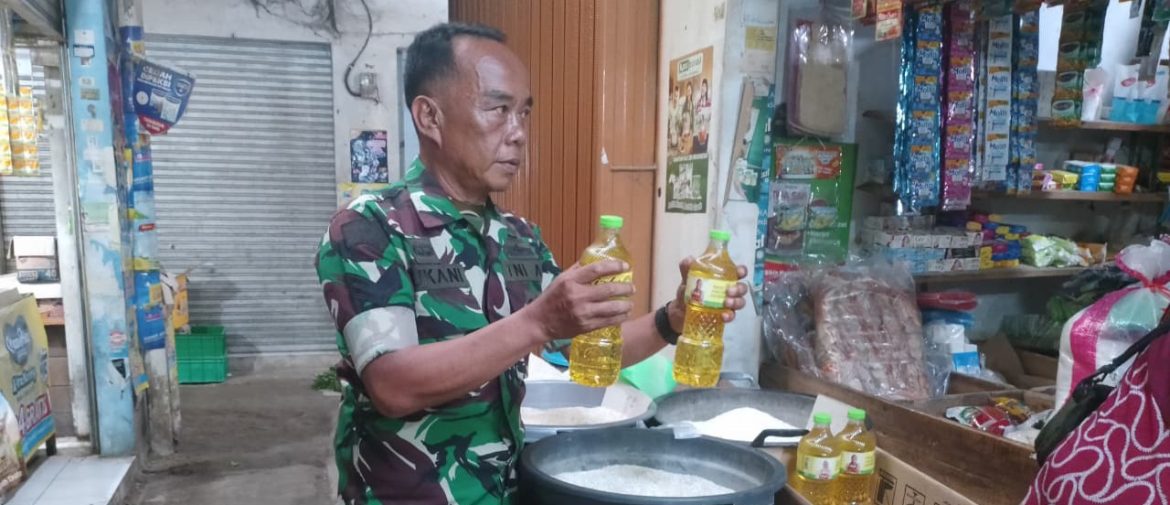 Babinsa Koramil 1605 Sukagumiwang Monitoring Harga Sembako di Desa Tulungagung, Ini Daftar Harganya