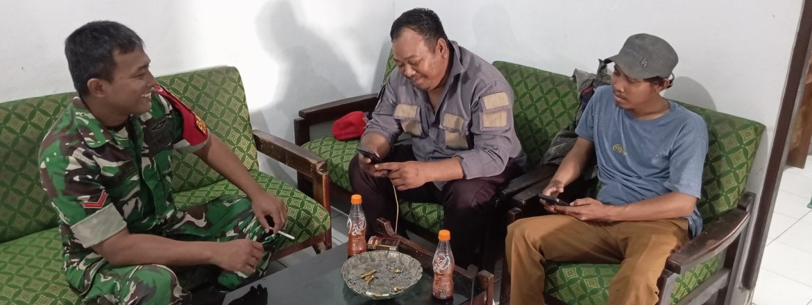 Komsos di Gelarmandala, Babinsa Koramil 1601/Indramayu Perkuat Kedekatan dengan Masyarakat