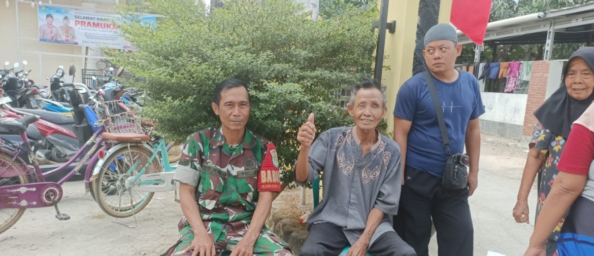 Komsos di Pekandanganjaya, Babinsa Koramil 1601/Indramayu Ajak Warga Jaga Lingkungan dan Keamanan