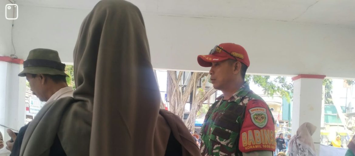 Babinsa Koramil 1608/Karangampel Dampingi Penyaluran Bapanas, 859 KPM Desa Dukuh Tengah Terima Beras