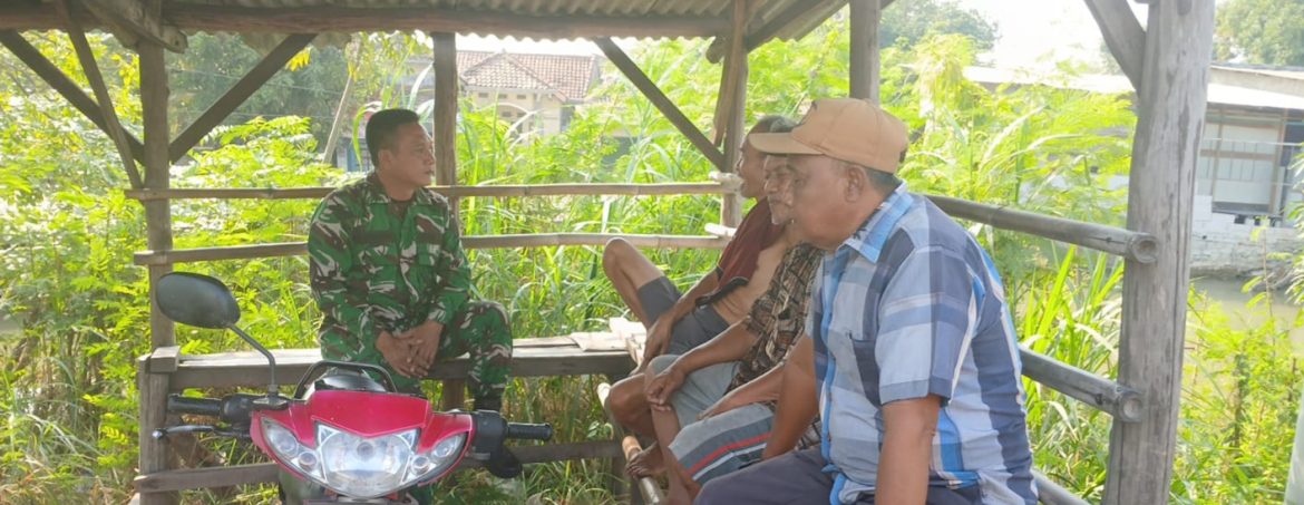 Babinsa Koramil 1605 Sukagumiwang Ajak Warga Tulungagung Perkuat Siskamling dan Dukung Program Pemerintah