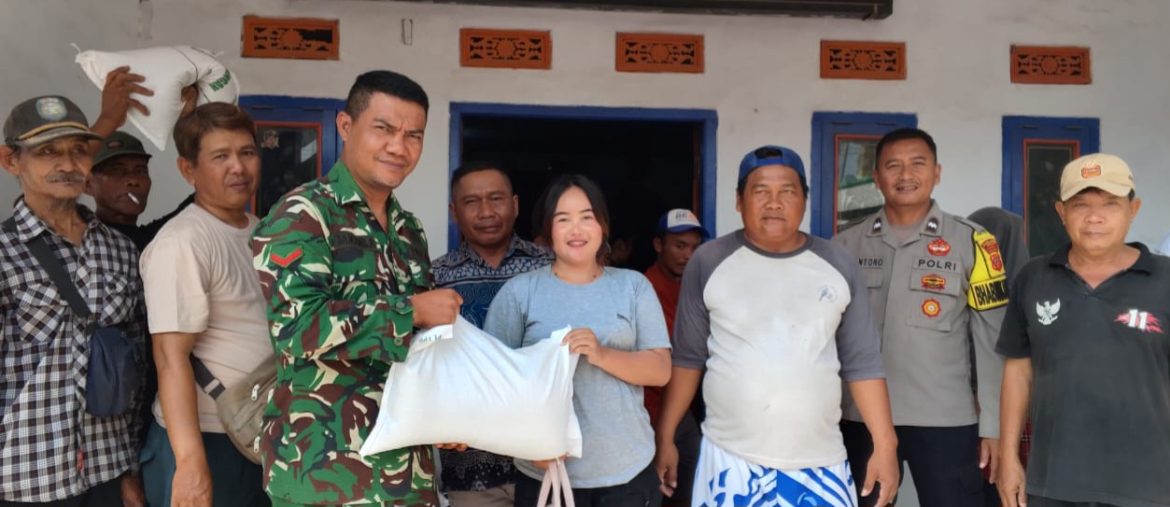 Babinsa Koramil 1608/Karangampel Dampingi Penyaluran Bantuan Pangan, 1.813 KPM Desa Kedokanbunder Terima Beras