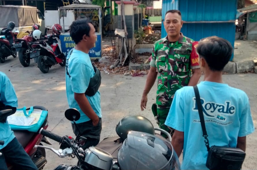 Babinsa Koramil 1601/Indramayu Sambangi Sales Pasar Tradisional, Sampaikan Pesan Kamtibmas dan Bahaya Judol