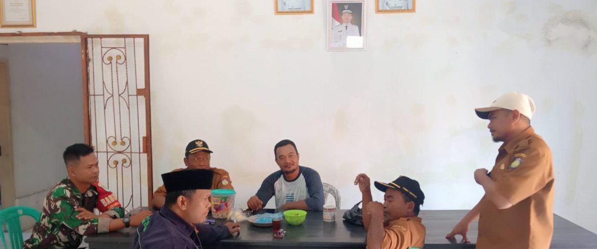 Babinsa Koramil 1608/Karangampel Perkuat Sinergi dengan Pamong Desa Tanjungsari