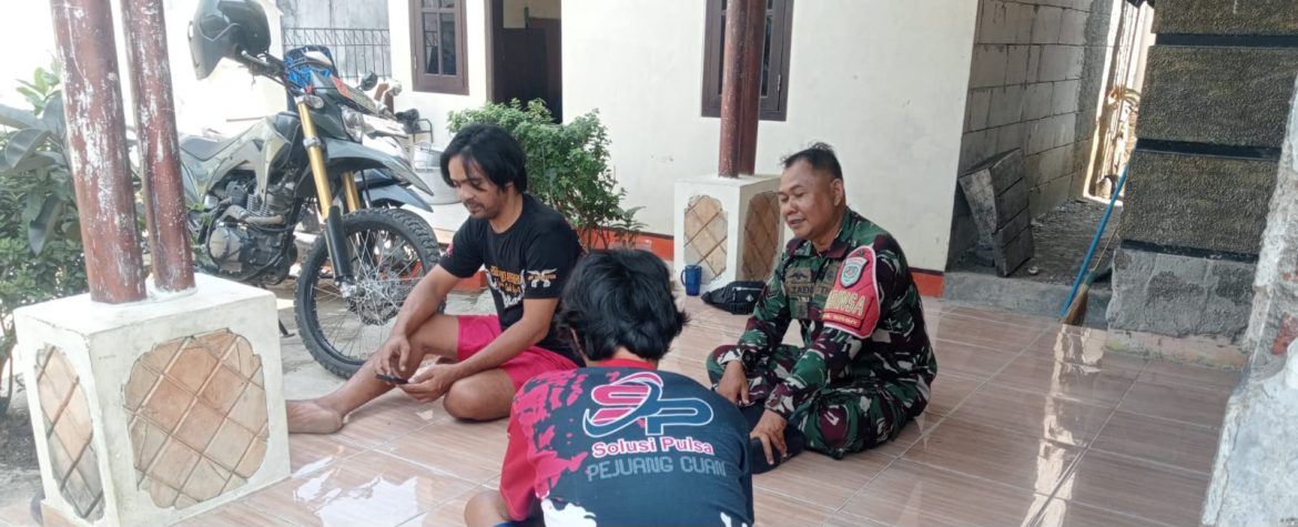 Komsos di Tengah Musim Kemarau, Babinsa Koramil 1601/Indramayu Ingatkan Petani Jaga Saluran Air dan Waspada Kebakaran