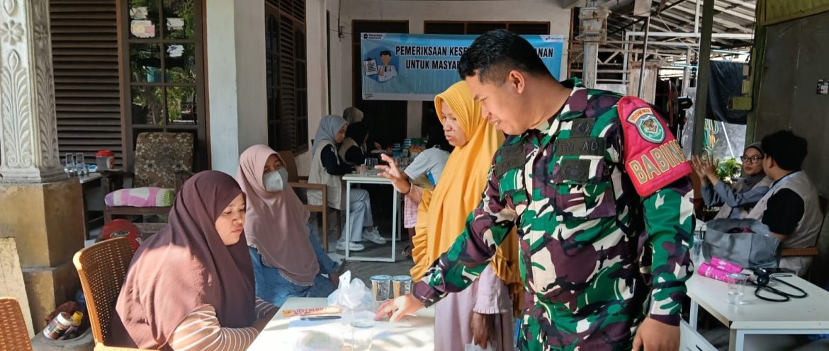 Babinsa Koramil 1601/Indramayu Monitoring Pelayanan Kesehatan Gratis bagi Warga Ring 1 PT KPI RU VI Balongan