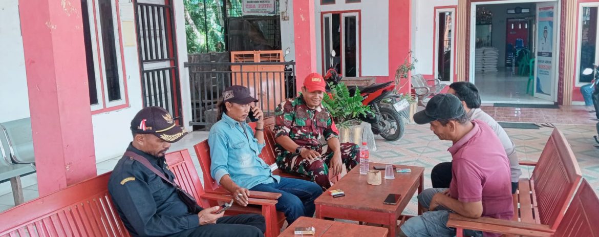 Babinsa Koramil 1608/Karangampel Perkuat Komsos, Ajak Warga Dukuh Jeruk Jaga Kamtibmas