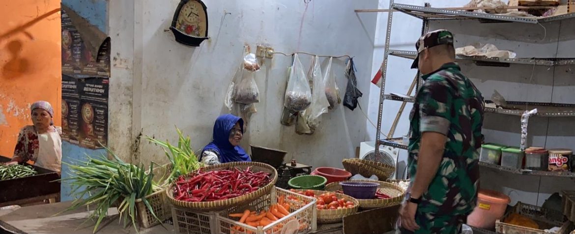 Babinsa Koramil 1605/Sukagumiwang Pantau Harga Sembako, Pastikan Stabilitas Bahan Pokok di Wilayah Binaan