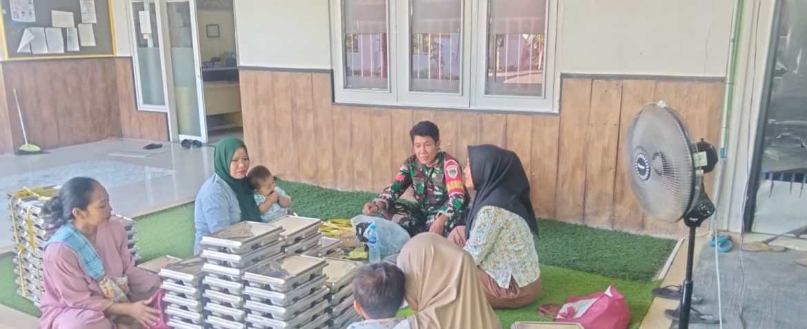 Babinsa Koramil 1601/Indramayu Sambangi Ibu-Ibu MBG, Perkuat Komsos dan Kepedulian Lingkungan di Singajaya