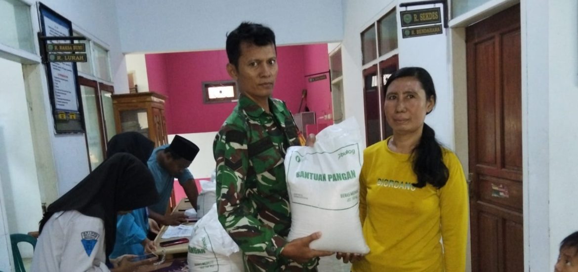 Koramil 1608/Karangampel Dampingi Penyaluran Bantuan Pangan, 951 KPM Desa Kaplongan Terima Beras