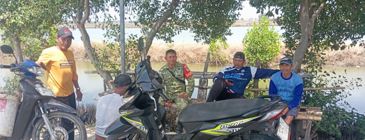 Komsos di Desa Tambak, Babinsa Koramil 1601/Indramayu Ajak Warga Jaga Kebersihan dan Waspada Cuaca Pancaroba