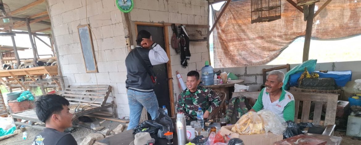 Perkuat Komsos dengan Petani, Babinsa Koramil 1601/Indramayu Serap Aspirasi Warga Desa Sudimampir Lor
