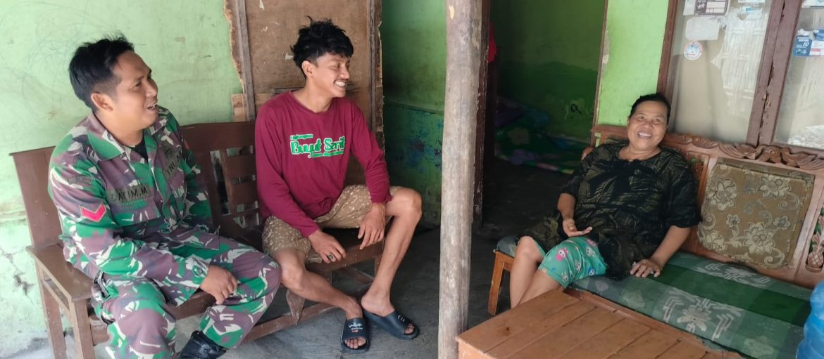 Komsos di Desa Rawadalem, Babinsa Koramil 1601/Indramayu Ajak Warga Jaga Kebersihan dan Keamanan