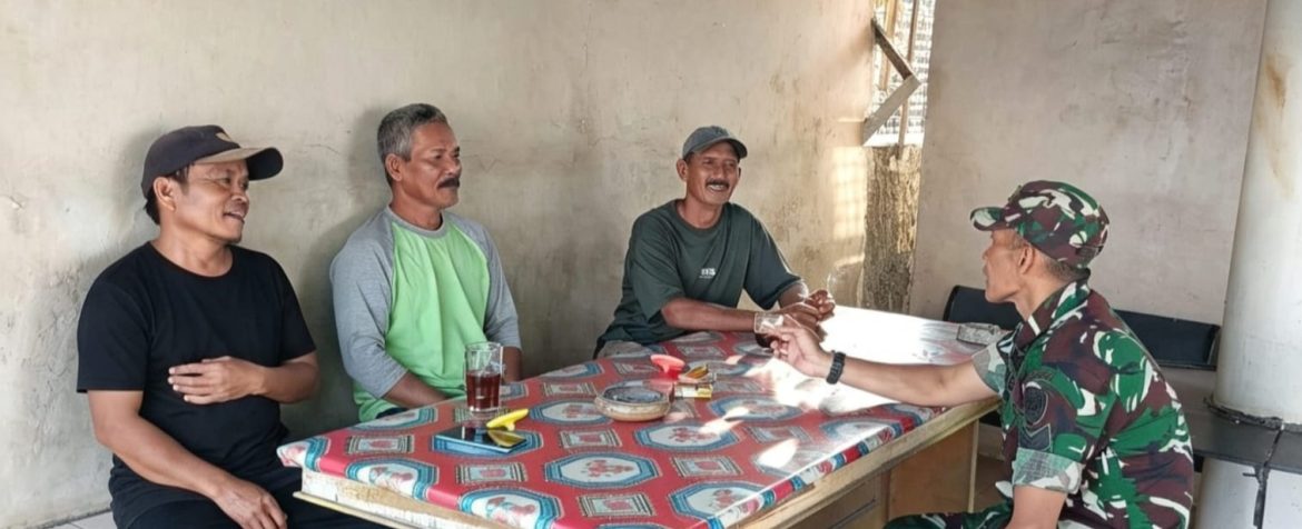 Babinsa Koramil 1608 Karangampel Komsos Bersama Warga Desa Mundu, Ingatkan Keamanan dan Pergaulan Anak