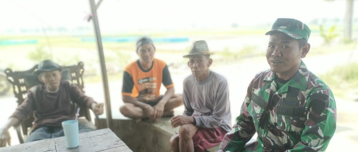 Babinsa Koramil 1605 Sukagumiwang Perkuat Komsos Bersama Pamong dan Petani Desa Manguntara