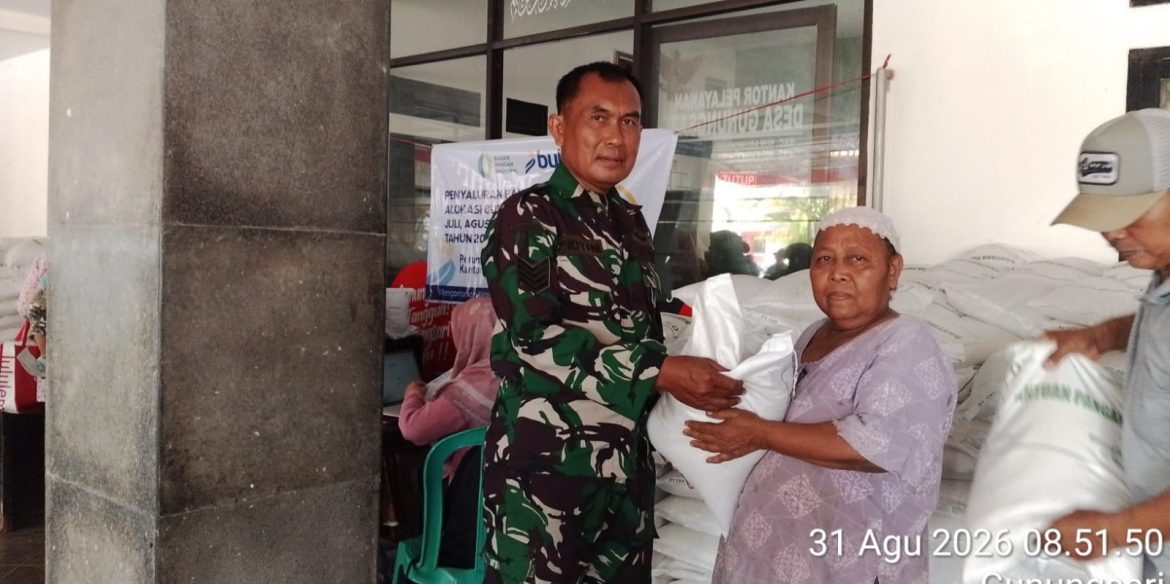 Koramil 1605/Sukagumiwang Dampingi Penyaluran Bantuan Pangan CBP 30 Kg bagi 1.564 KPM di Desa Gunungsari
