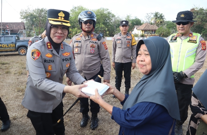 Kapolres Ogan Ilir Salurkan Bantuan Melalui Program Mobil Senyum di Desa Parit Wujud kepedulian terhadap masyarakat