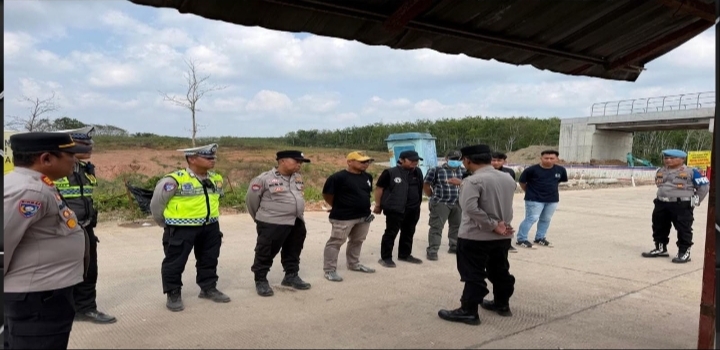 Polres Banyuasin Laksanakan Pengaturan Lalu Lintas di Simpang Pintu Tol Pulau Rimau
