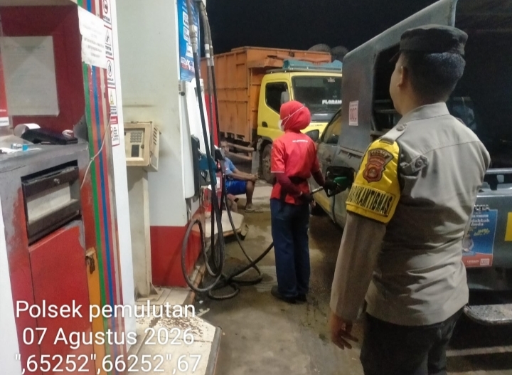 POLSEK PEMULUTAN INTENSIFKAN MONITORING SPBU, PASTIKAN ANTREAN TERTIB DAN SITUASI KAMTIBMAS KONDUSIF