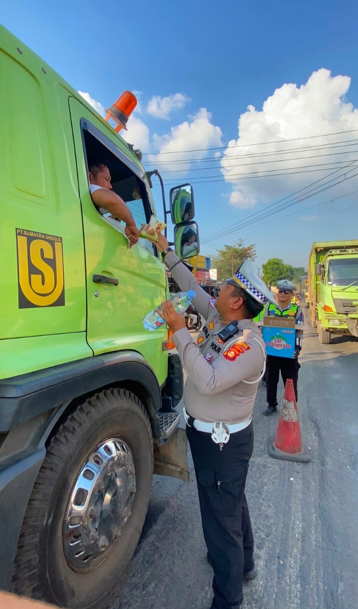 Aksi Humanis Polantas Banyuasin, Bekali Pengendara Terjebak Macet dengan Makanan dan Air Mineral