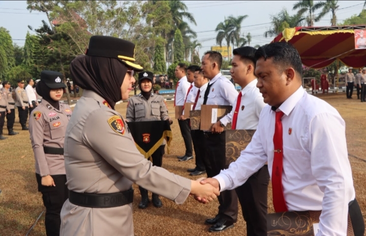 Kapolres Ogan Ilir Berikan Penghargaan kepada Personel Berprestasi, Apresiasi Dedikasi dan Kinerja Anggota