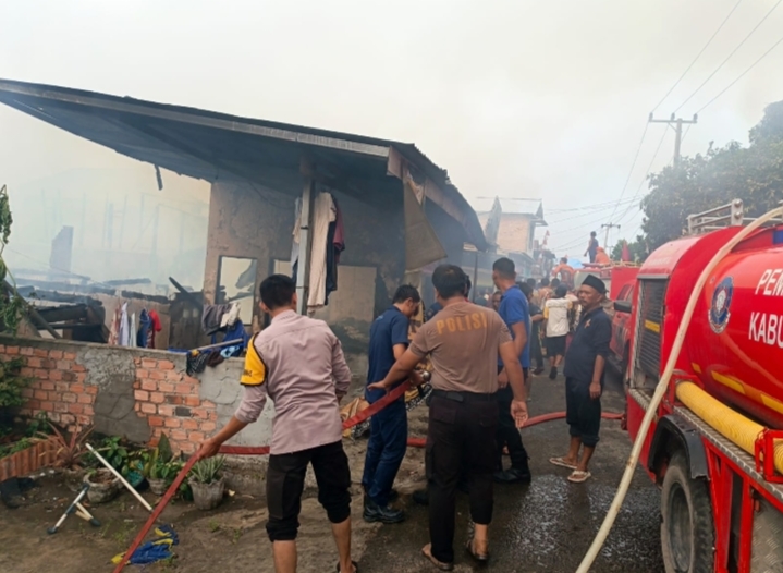 Gerak Cepat untuk Masyarakat, Polri dan Tim Gabungan Bantu Padamkan Kebakaran Enam Rumah di Pemulutan Ilir