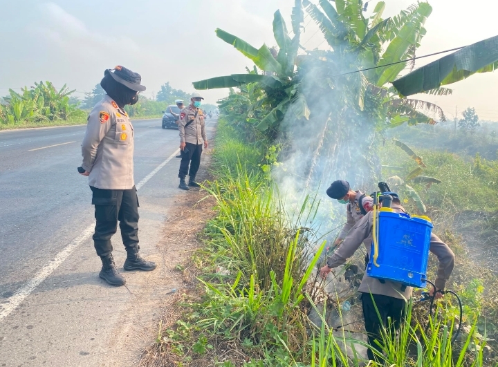 CEK LANGSUNG KE LOKASI, KAPOLRES OGAN ILIR PIMPIN PENANGANAN TITIK API DI JALAN LURUS