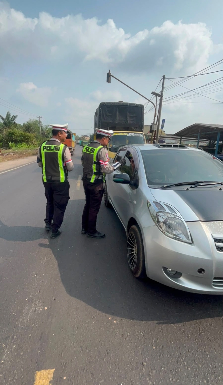 Satlantas Polres Banyuasin Bagikan 1.000 Bendera Merah Putih, Ajak Warga Semarakkan HUT ke-81 RI