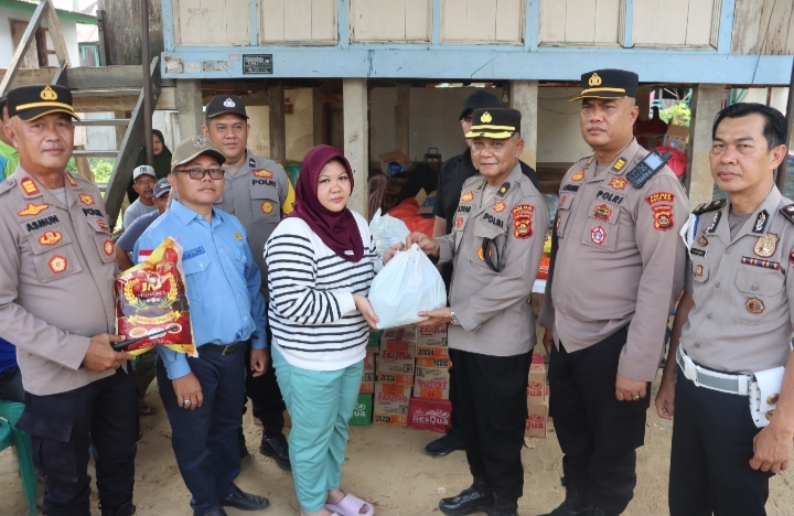 Peduli Korban Kebakaran, Polres Ogan Ilir dan Polsek Pemulutan Salurkan Bantuan