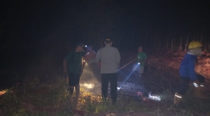 Kebakaran Lahan di Taja Raya II Betung, Polisi Bersama Warga Berhasil Padamkan Api