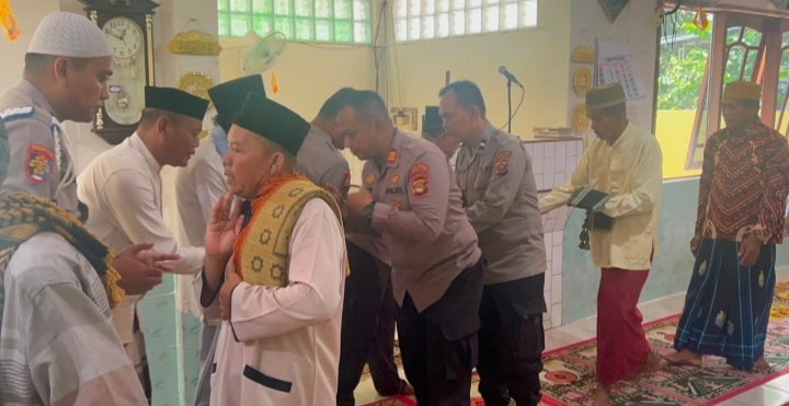 TSKD Kapolsek Pemulutan Sambangi Desa, Safari Jumat dan Gencarkan Imbauan Pencegahan Karhutla