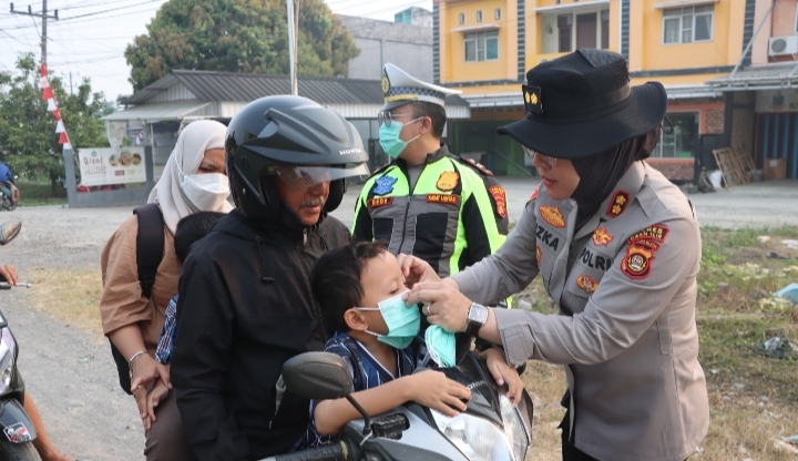 Peduli Kesehatan Masyarakat di Tengah Kabut Asap Karhutla, Kapolres Ogan Ilir Bagikan Masker dan Imbau Warga Cegah Karhutla