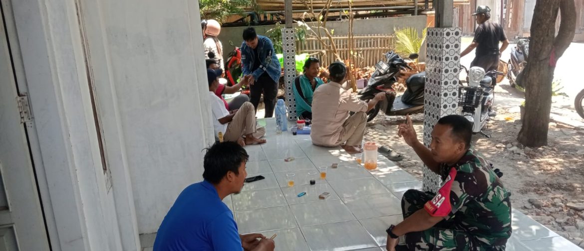 Komsos Anggota Koramil 1601/Indramayu Ajak Warga Pekandangan Jaga Keamanan dan Kebersihan Lingkungan