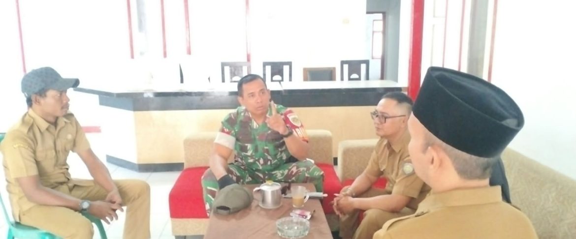 Babinsa Koramil 1608/Karangampel Komsos Bersama Pamong Desa Dukuh Tengah Bahas Keamanan dan Kondusifitas Wilayah