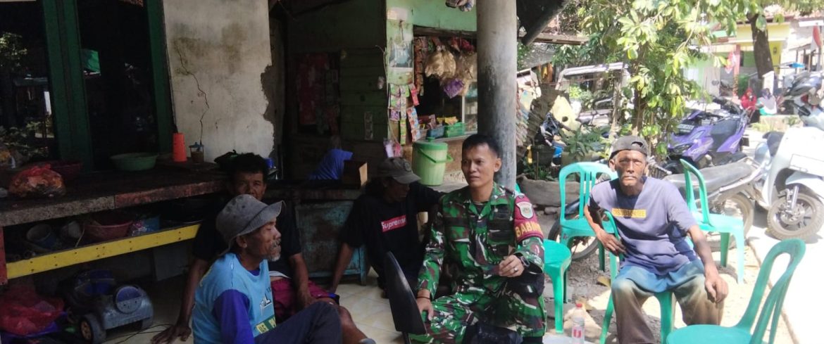 Babinsa Koramil 1608/Karangampel Gelar Komsos Bersama Masyarakat Desa Benda